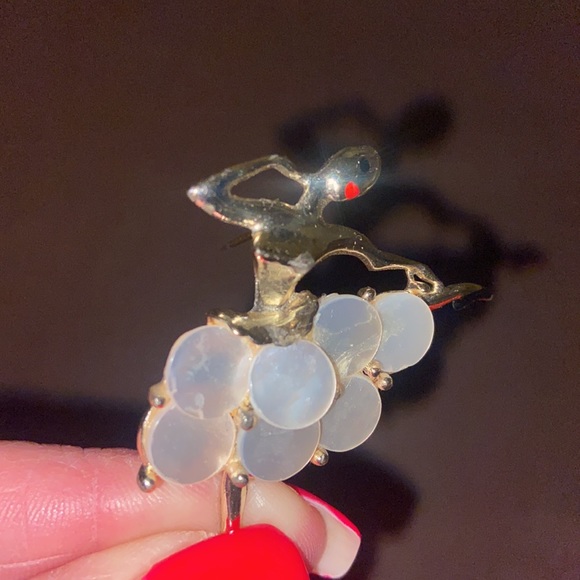 Vintage brooch/pin ballerina mother of pearl gold tone - Picture 7 of 12
